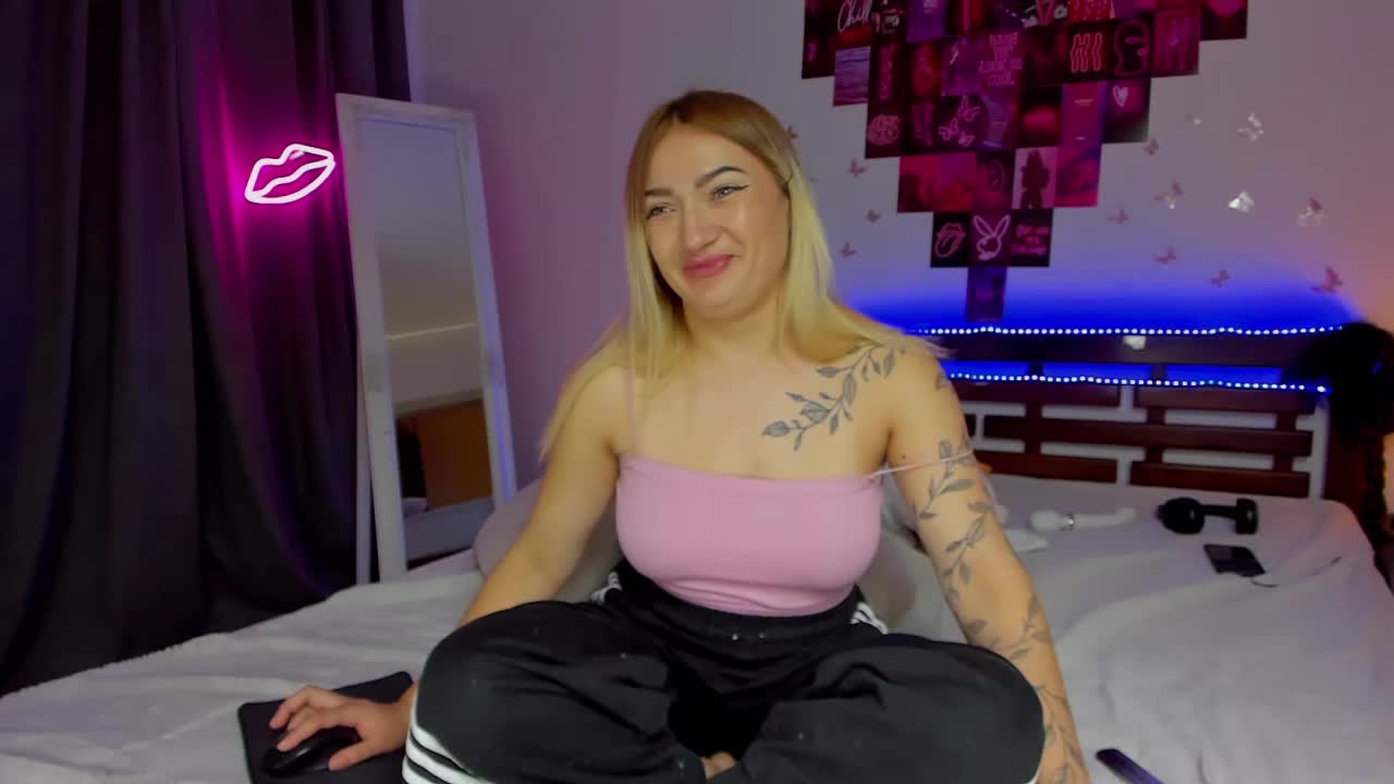 MikkiShows Live Sex October 14, 2025